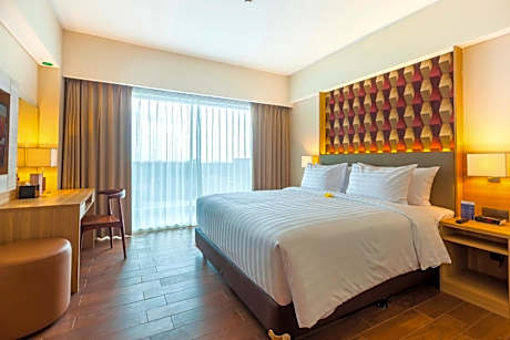 Executive Queen Room with Balcony and Shower - Smoking