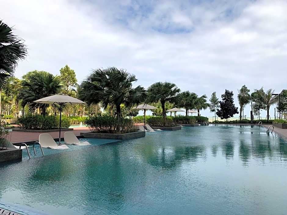 Deluxe Holiday Studio Suite at Timurbay with Seaview