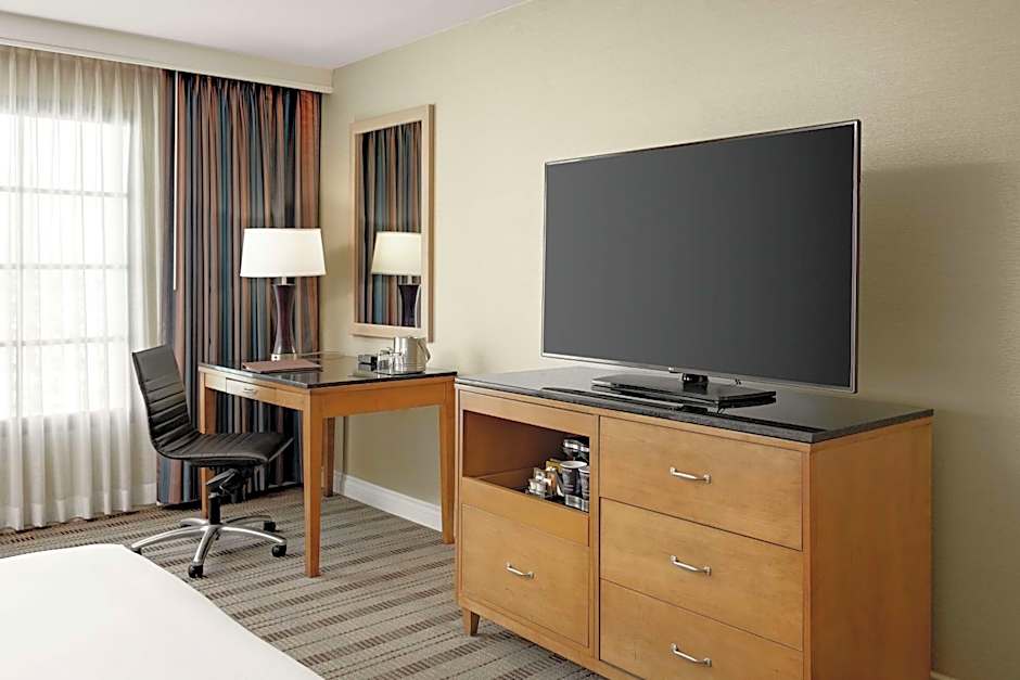 Photo 1 of 6 of 1 King Bed, Marina View