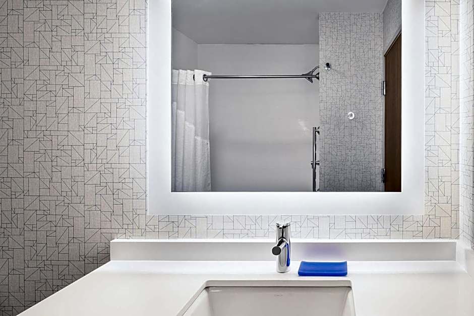 Holiday Inn Express and Suites Gilbert - East Mesa By IHG