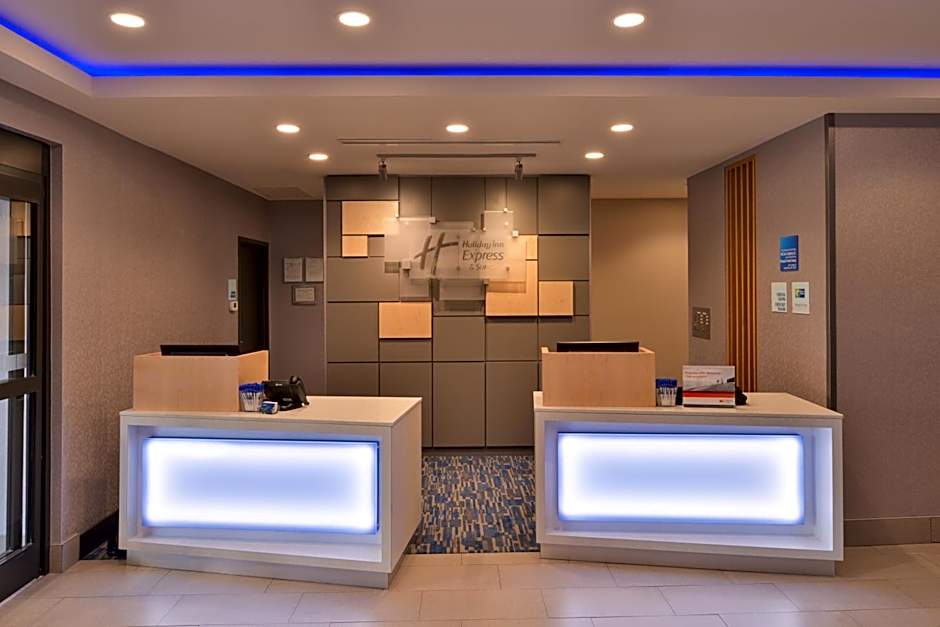 Holiday Inn Express & Suites Bryant West By IHG