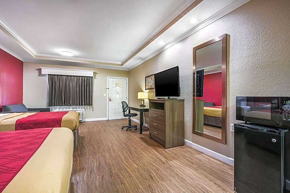 Econo Lodge Inn & Suites