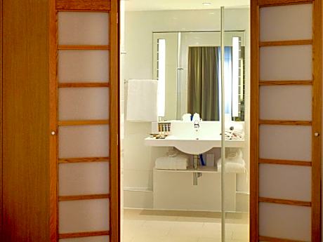 Executive Suite with 1 Kingsize Bed and Sofa