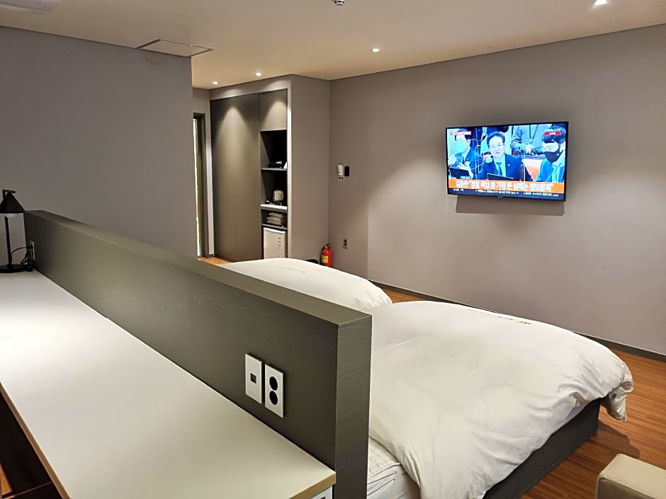 Photo 1 of 18 of Superior 2 Beds