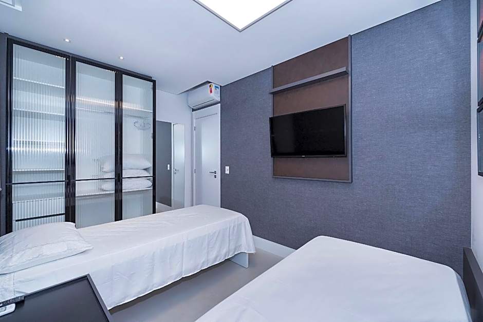 Adra 105 - Excelente apartamento no centro de Bombinhas - Rooftop com piscina e academia - À poucos metros da praia - (Consultar serviços de roupas de cama e banho)