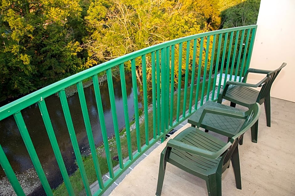 Pigeon River Inn