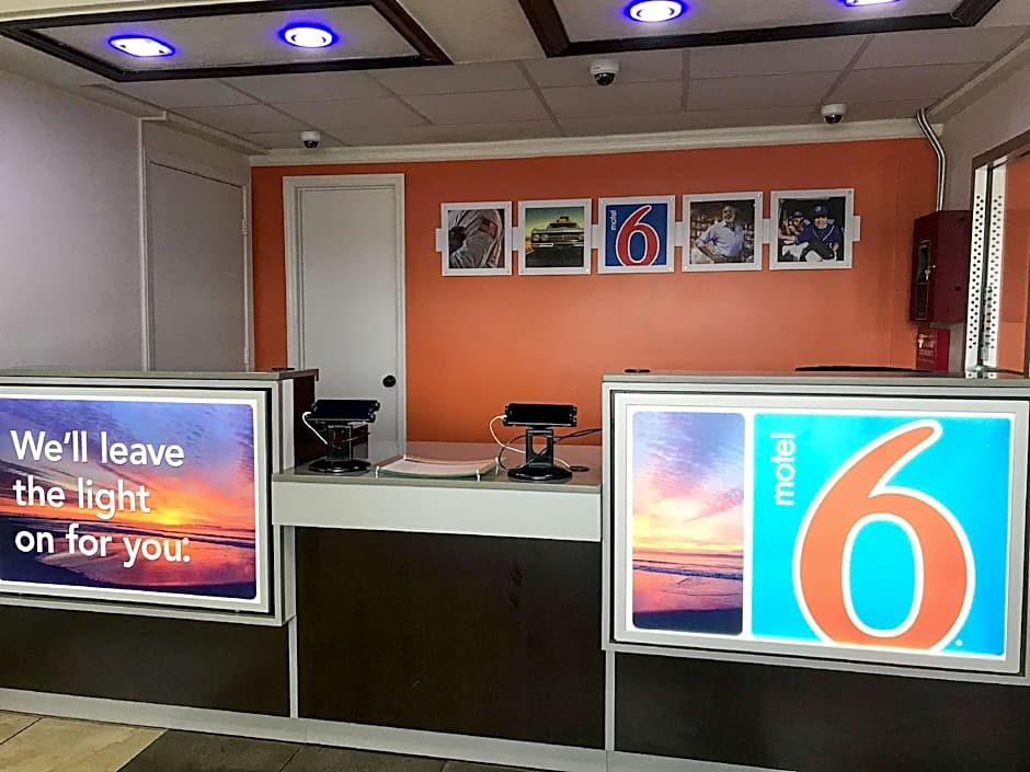 Motel 6-Anniston, AL