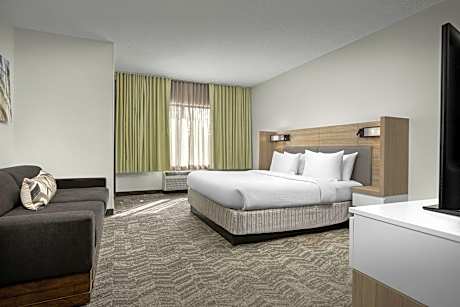 King Suite with Roll-In Shower and Trundle Sofa - Mobility Access/Hearing Accessible