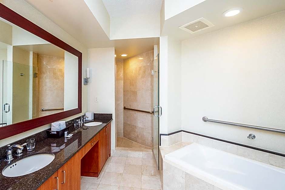 TRUMP INTL 2 BEDROOM APARTMENT 1600 Sqf Ocean and Bay View