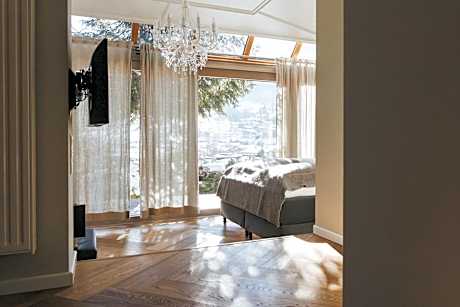 Suite with Mountain View