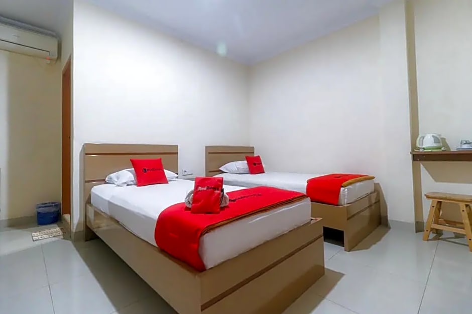 RedDoorz Plus near WTC Batanghari Mall