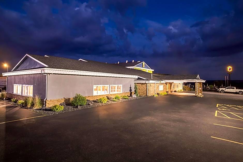 Super 8 by Wyndham Osseo WI