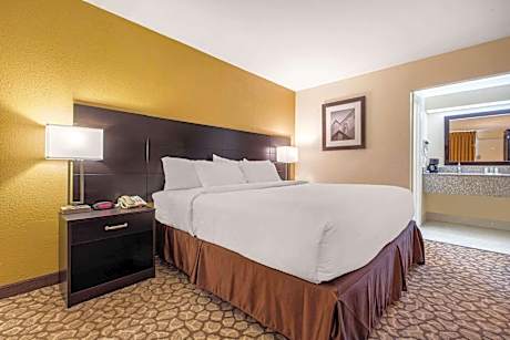 1 King Bed Mobility Accessible Room Bathtub w/ Grab Bars Non-Smoking