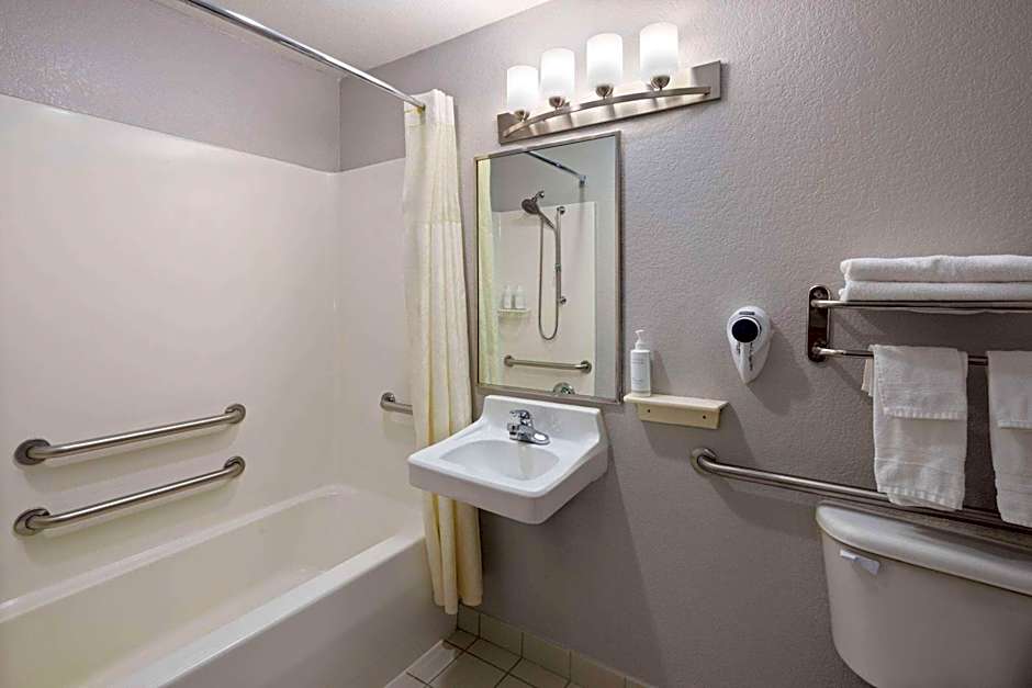 Days Inn & Suites by Wyndham Green Bay WI.