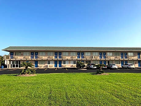 Motel 6-Clute, TX