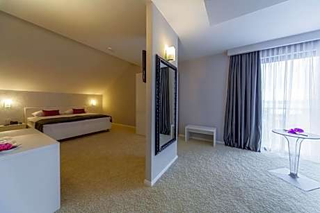 Deluxe Suite with Sea View and Balcony