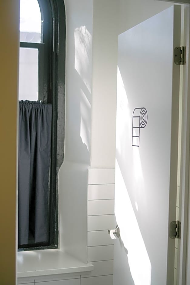 Saintlo Ottawa Jail Hostel