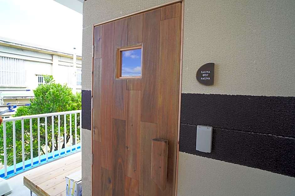 交流型ゲストハウス伊良部ジャーニーインIrabu Joureny INN#毎日みんなで夕食会#ゲストさんは20-30代が中心#海徒歩1分#空港車で5分#本格フィンランドサウナ付き#海と星と夕日が見える屋上あり