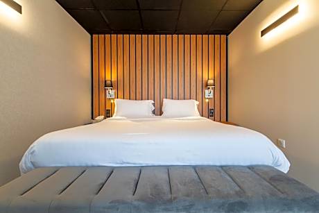 Queen Suite with Terrace and Free Spa Access - Non-Smoking