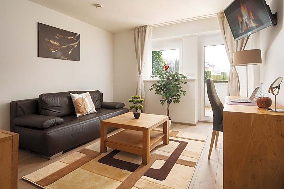 Hotel Vier Jahreszeiten an der Therme & Kliniken Bad Krozingen Nähe Freiburg & Schwarzwald Ideal für Wellness Kur & Business Ausflüge 24h Check In- WLAN & Parken gratis