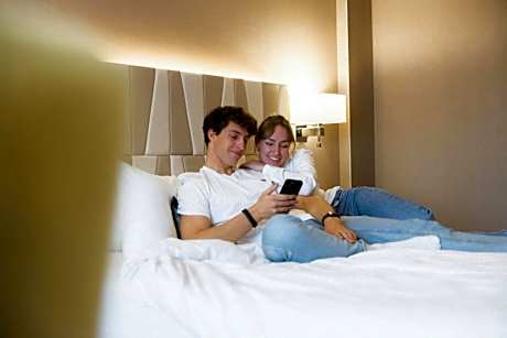 'Courtyard' Room with King Bed