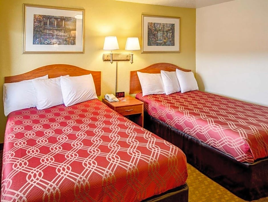 Econo Lodge East