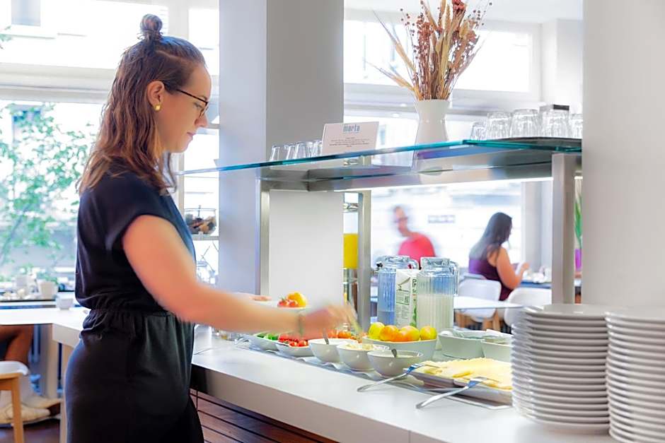 Hotel Marta - 1950's architecture in Zurich's vibrant old town, near main station