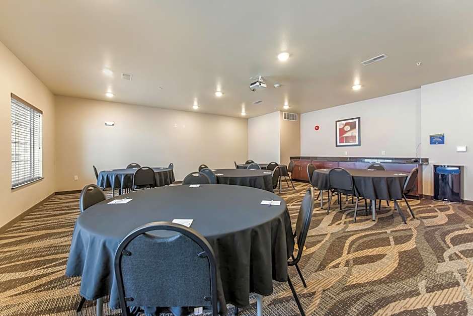 Cobblestone Hotel & Suites - Hutchinson