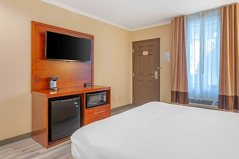 Photo 1 of 7 of 1 Queen Bed, Accessible