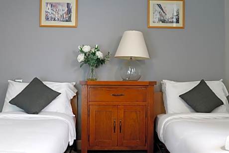 Lazy Twin (Private bathroom - Upstairs)