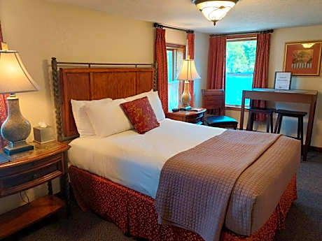 Queen Suite with Fireplace