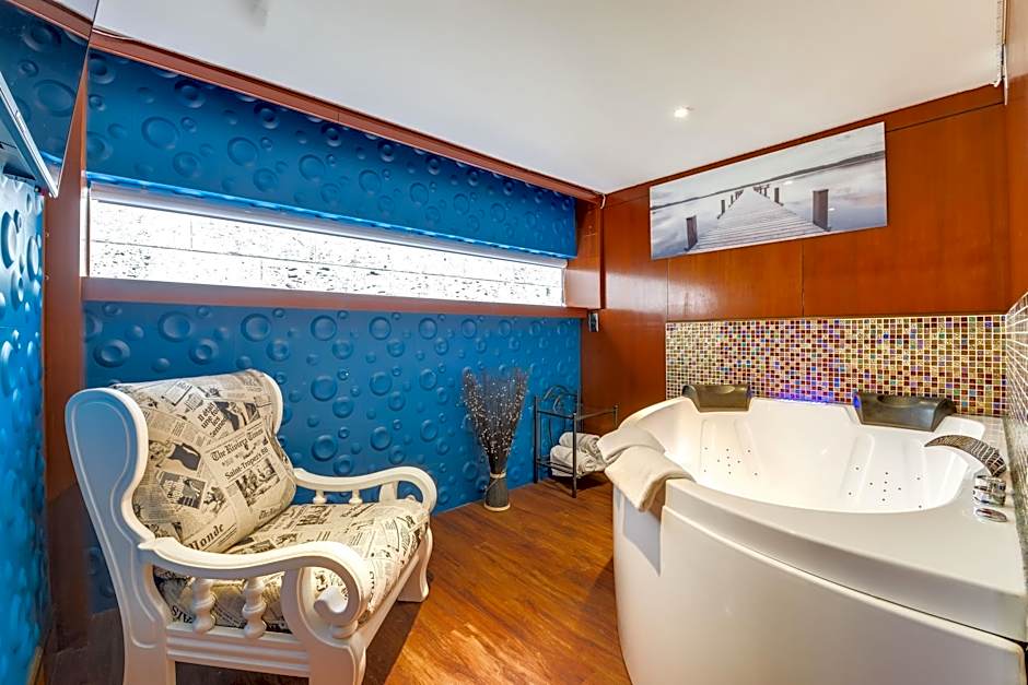 Photo 1 of 2 of Suite, Jacuzzi®