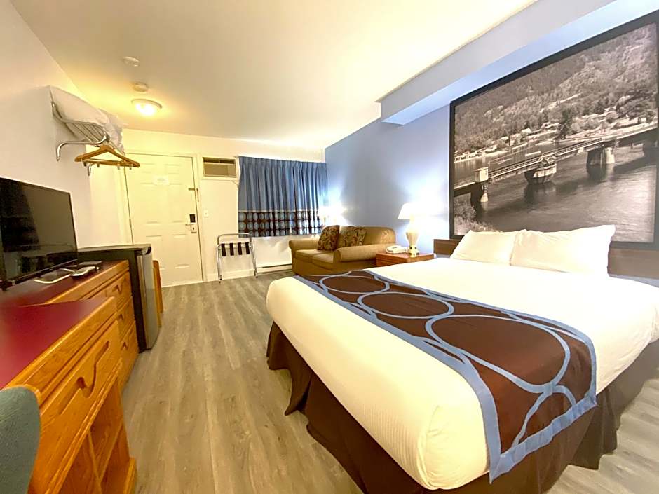 Super 8 by Wyndham Sicamous