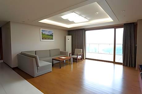 Mountain Terrace Suite