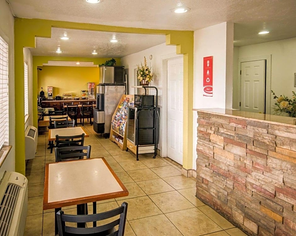 Econo Lodge East