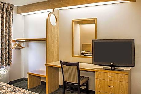 Queen Room - Disability Access/Non-Smoking