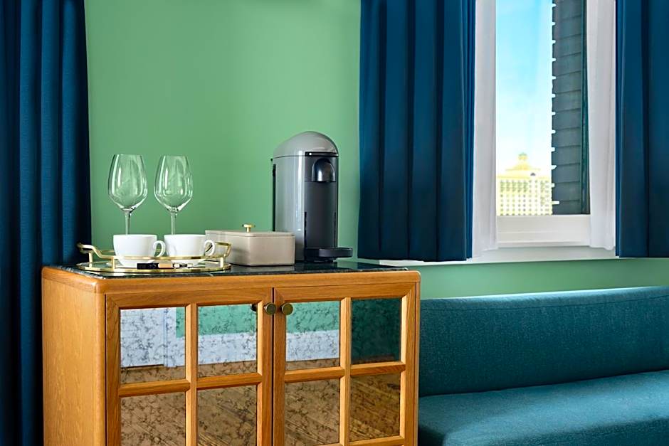 The Drayton Hotel Savannah, Curio Collection by Hilton