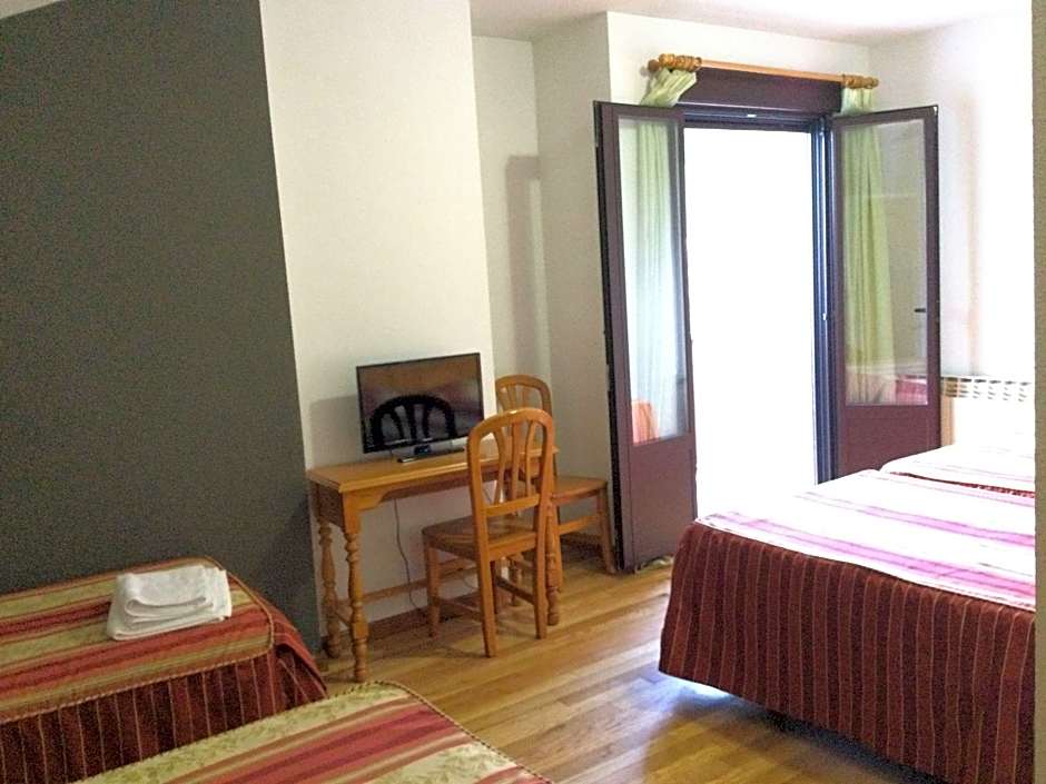 Hotel Cinco Castanos