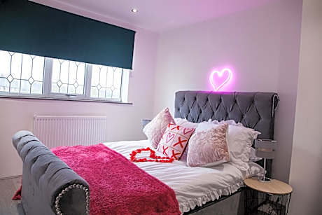 Knutton house|Stylish & Modern|Contractor stays