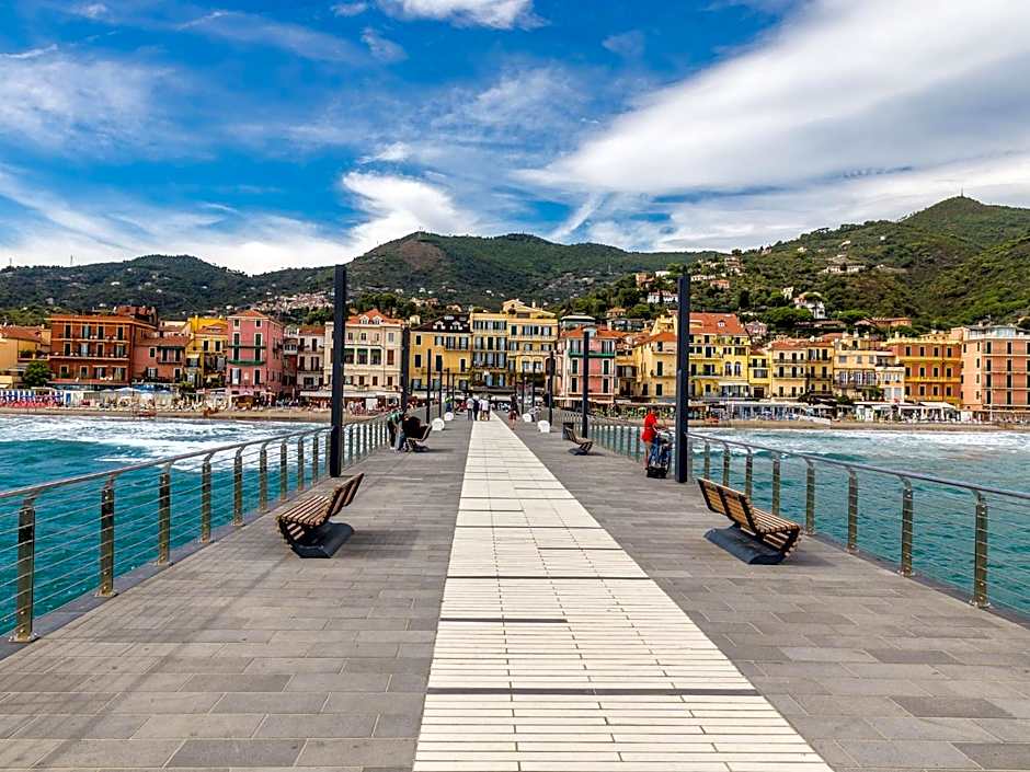 Serenity with swimming pool and parking in Alassio