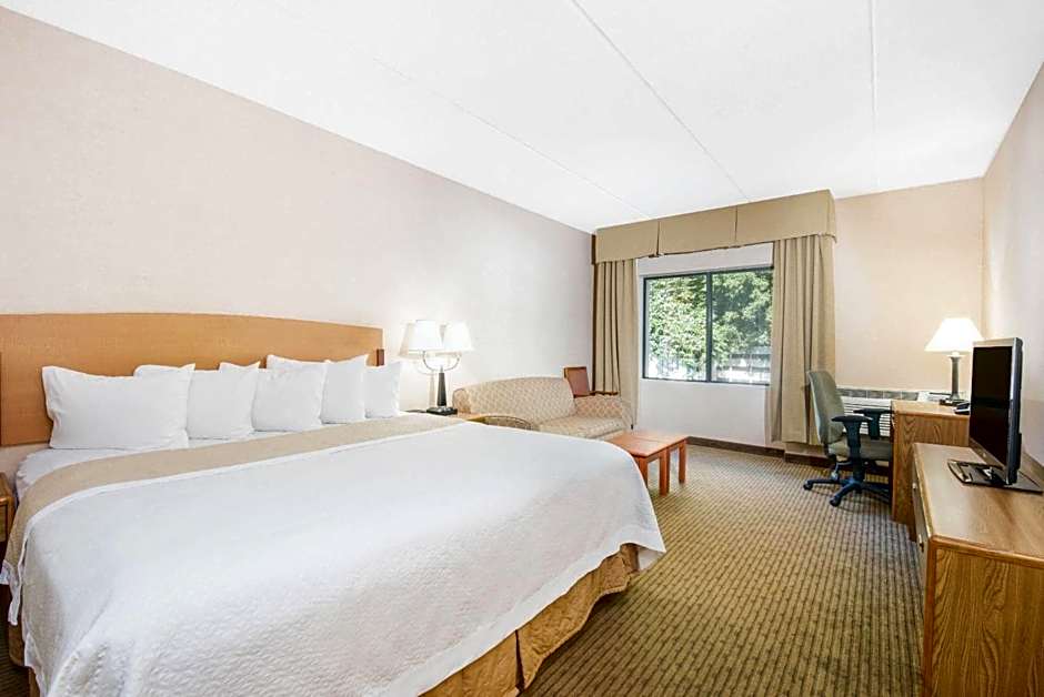 Days Inn by Wyndham Duluth Lakewalk