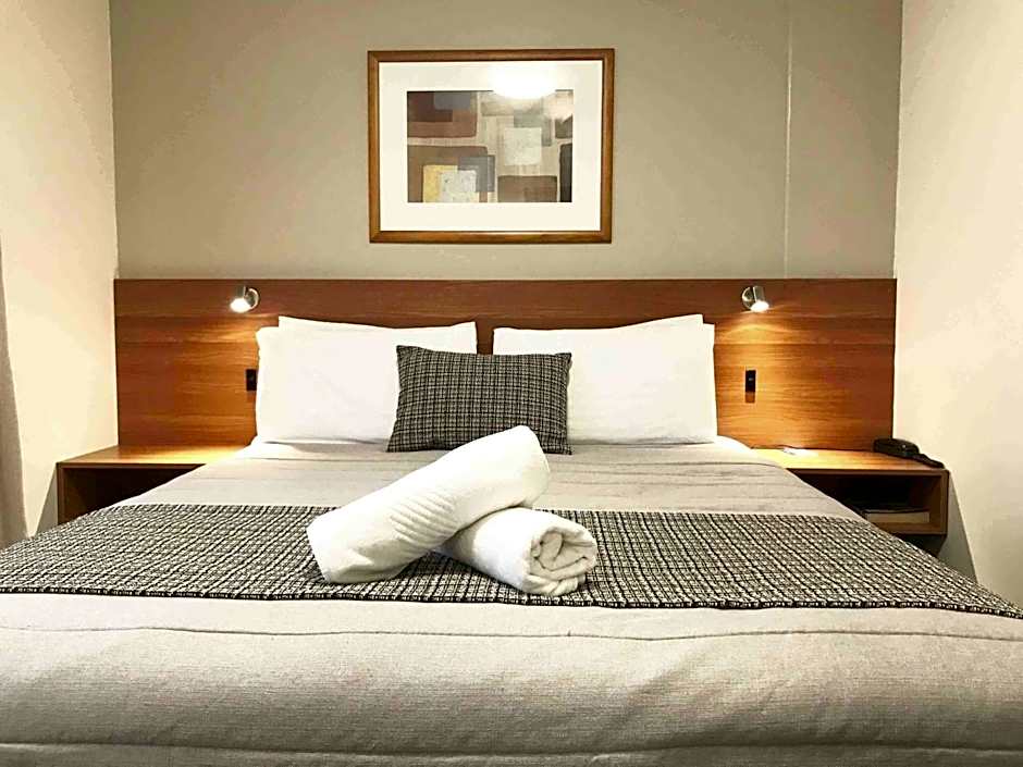 Ventura Inn & Suites Hamilton