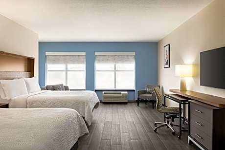 Standard Queen Room with Two Queen Beds and Mobility Accessible Tub