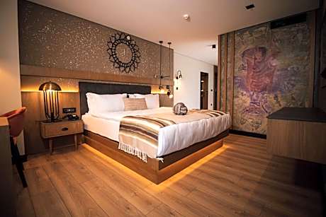 Deluxe Double Room with Side Sea View