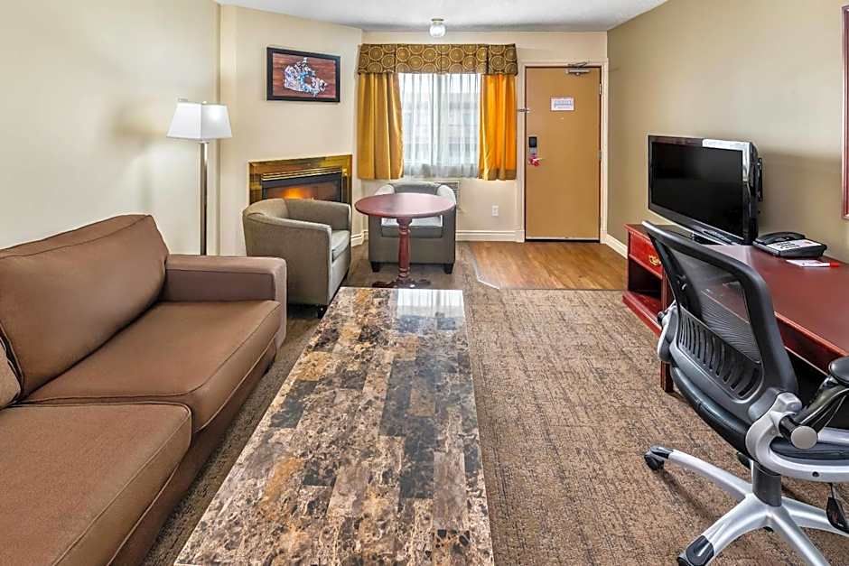 Econo Lodge  Inn & Suites