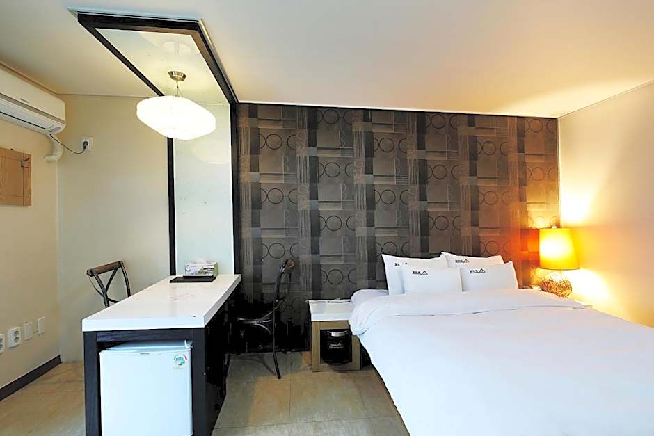 White Tourist Hotel