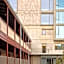 Garde and Warders Hotel