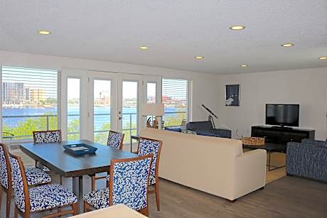 Governors Suite, 1 Bedroom Vice Presidential Suite, 1 King, St. Johns River view, Riverfront