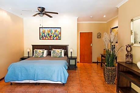 Apartment with Pool View