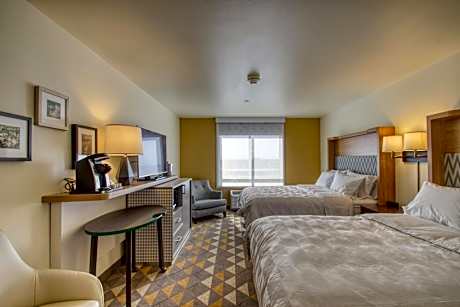 Queen Room with Two Queen Beds - Hearing Accessible